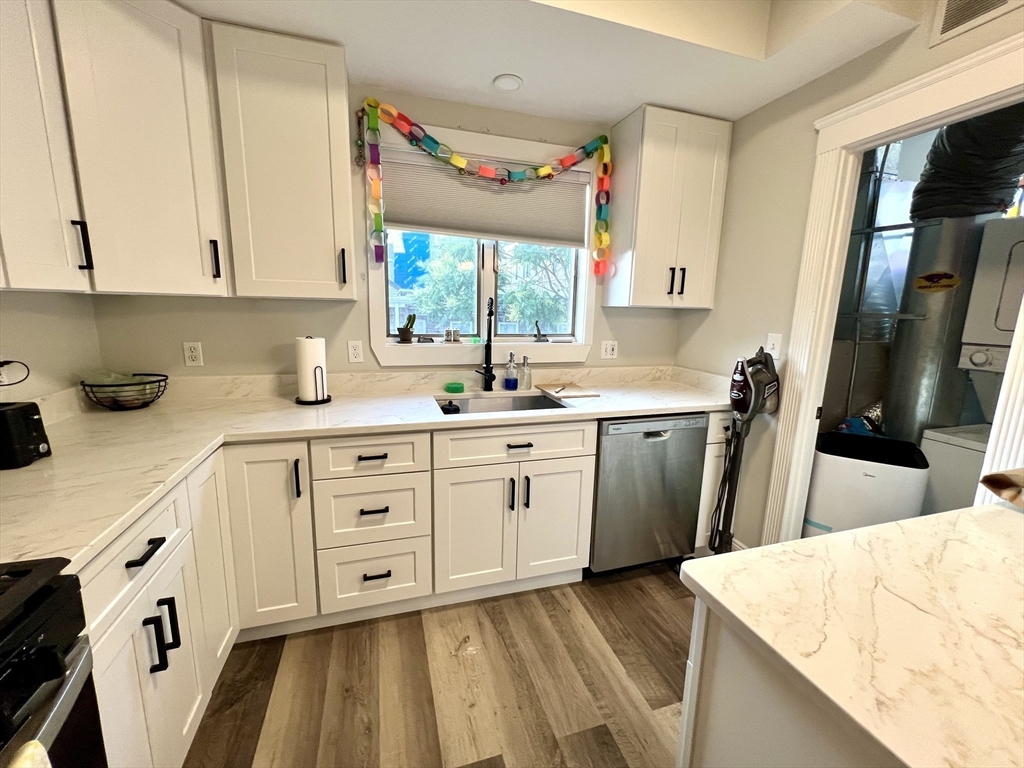 242 W 3rd Street, Boston, Massachusetts, 3 Bedrooms Bedrooms, 5 Rooms Rooms,2 BathroomsBathrooms,Residential Lease,For Rent,W 3rd Street,73539616