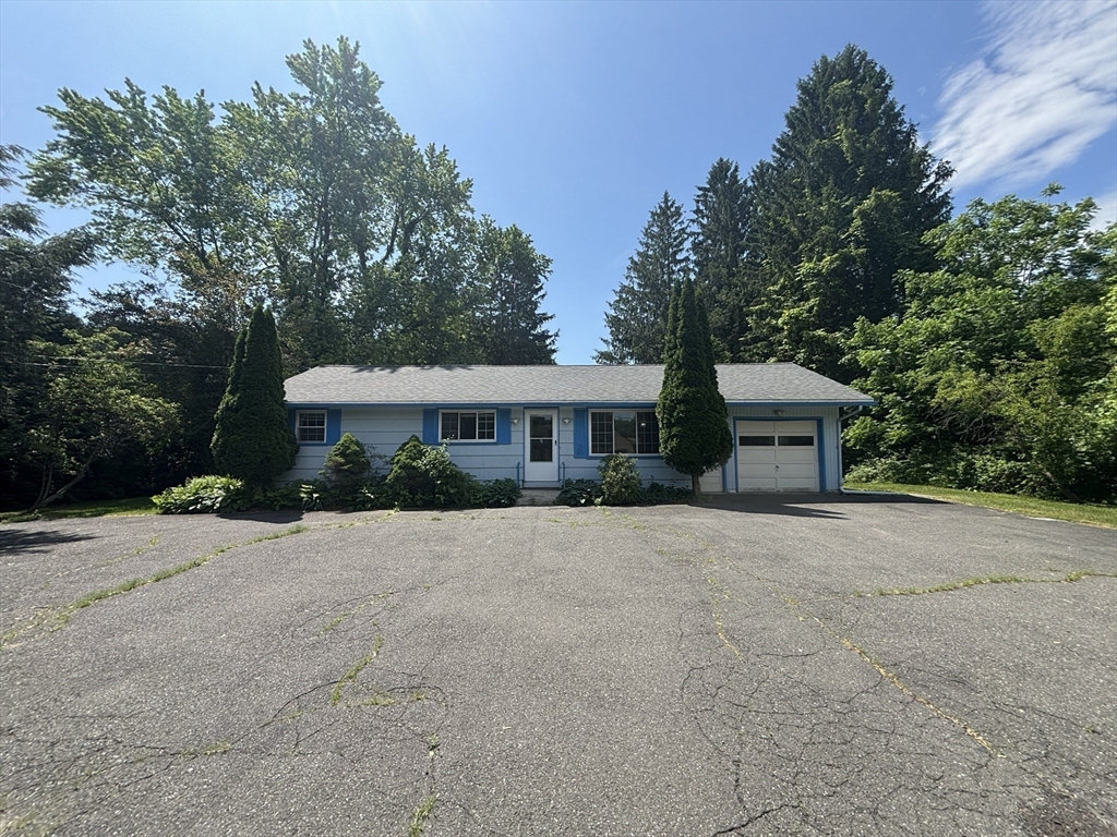 39 Huntington Rd, Hadley, Massachusetts, 4 Bedrooms Bedrooms, 8 Rooms Rooms,2 BathroomsBathrooms,Residential Lease,For Rent,Huntington Rd,73549449
