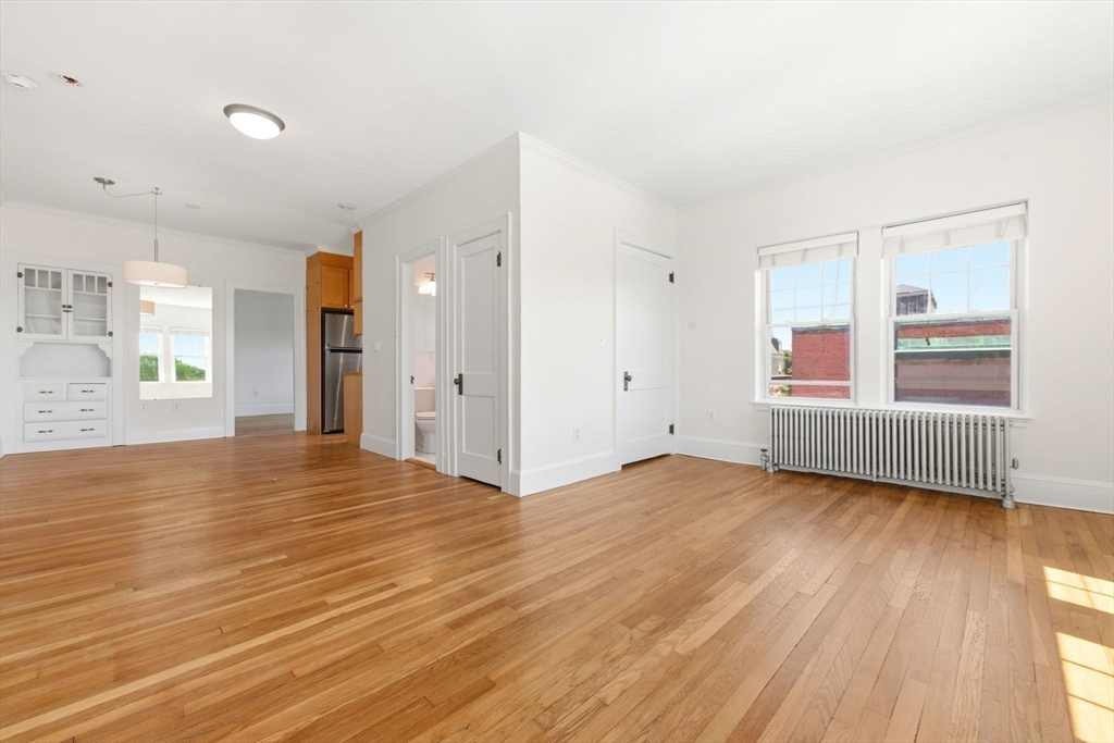 21 Bradlee Rd, Medford, Massachusetts, 1 Bedroom Bedrooms, 5 Rooms Rooms,1 BathroomBathrooms,Residential,For Sale,Bradlee Rd,73530415