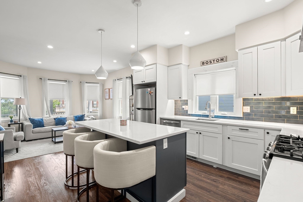 109 Thomas Burgin Pkwy, Quincy, Massachusetts, 2 Bedrooms Bedrooms, 4 Rooms Rooms,1 BathroomBathrooms,Residential Lease,For Rent,Thomas Burgin Pkwy,73549563