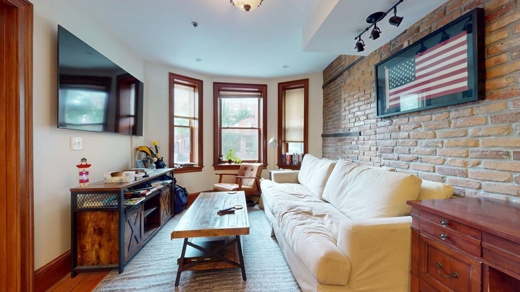 661 Tremont St, Boston, Massachusetts, 2 Bedrooms Bedrooms, 3 Rooms Rooms,1 BathroomBathrooms,Residential Lease,For Rent,Tremont St,73549577