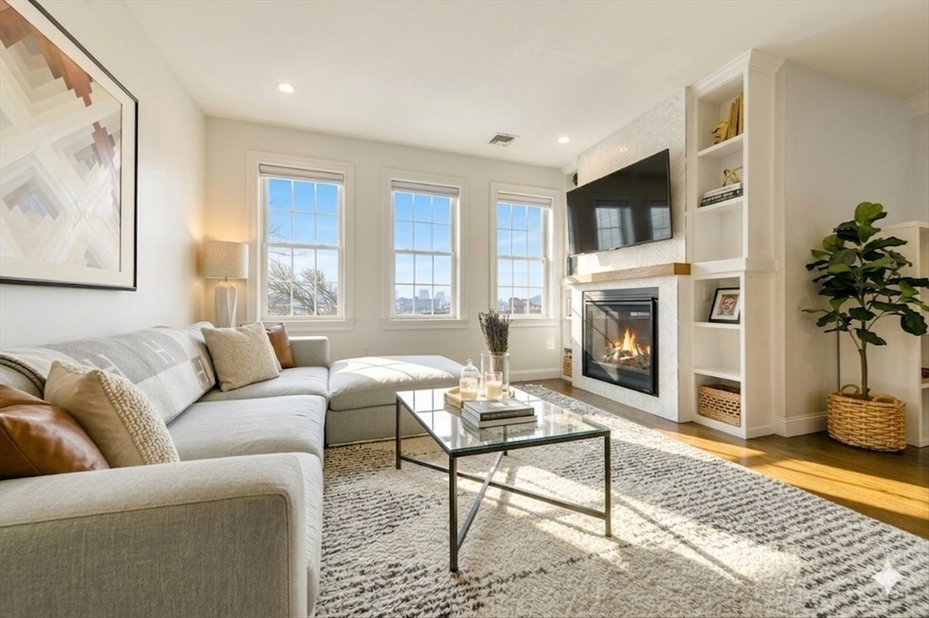 27 Suffolk St, Chelsea, Massachusetts, 2 Bedrooms Bedrooms, 5 Rooms Rooms,2 BathroomsBathrooms,Residential Lease,For Rent,Suffolk St,73549764