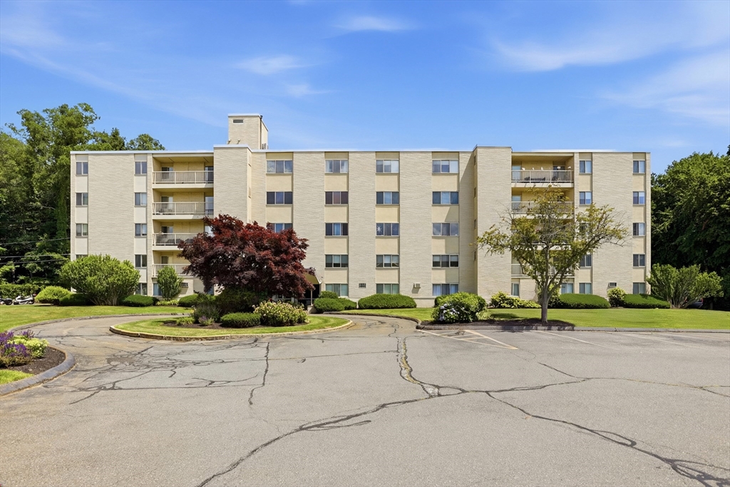 300 Park Terrace Drive, Stoneham, Massachusetts, 2 Bedrooms Bedrooms, 5 Rooms Rooms,1 BathroomBathrooms,Residential,For Sale,Park Terrace Drive,73549722