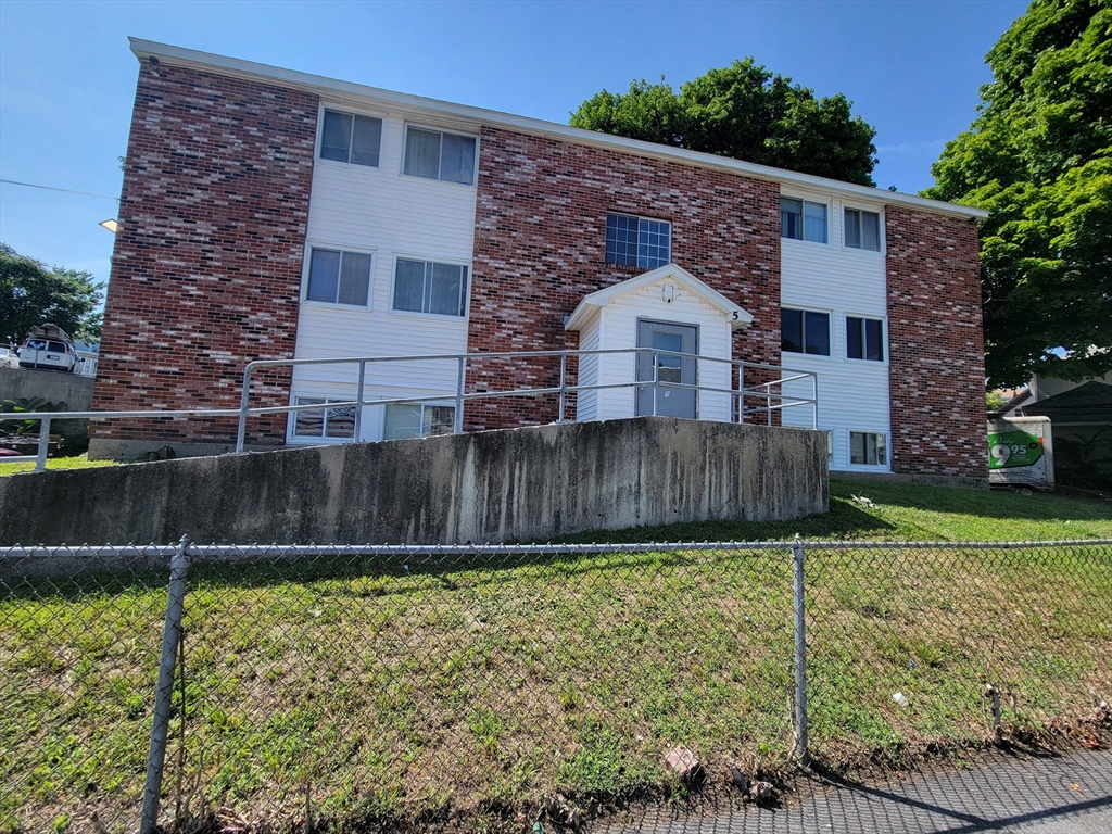 5 Lenox St, Lowell, Massachusetts, 2 Bedrooms Bedrooms, 4 Rooms Rooms,1 BathroomBathrooms,Residential,For Sale,Lenox St,73549600