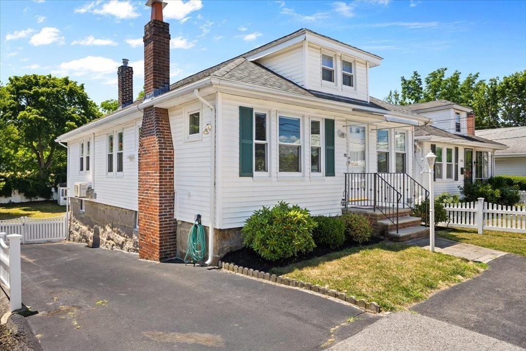 118 Connell Street, Quincy, Massachusetts, 2 Bedrooms Bedrooms, 6 Rooms Rooms,1 BathroomBathrooms,Residential,For Sale,Connell Street,73548930