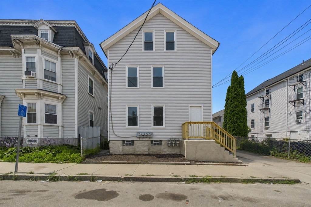 201 Wade St, Fall River, Massachusetts, 3 Bedrooms Bedrooms, 12 Rooms Rooms,3 BathroomsBathrooms,Residential Income,For Sale,Wade St,73549684