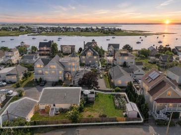 14 Overlook Street, Newburyport, Massachusetts, 3 Bedrooms Bedrooms, 5 Rooms Rooms,1.5 BathroomsBathrooms,Residential,For Sale,Overlook Street,73549801