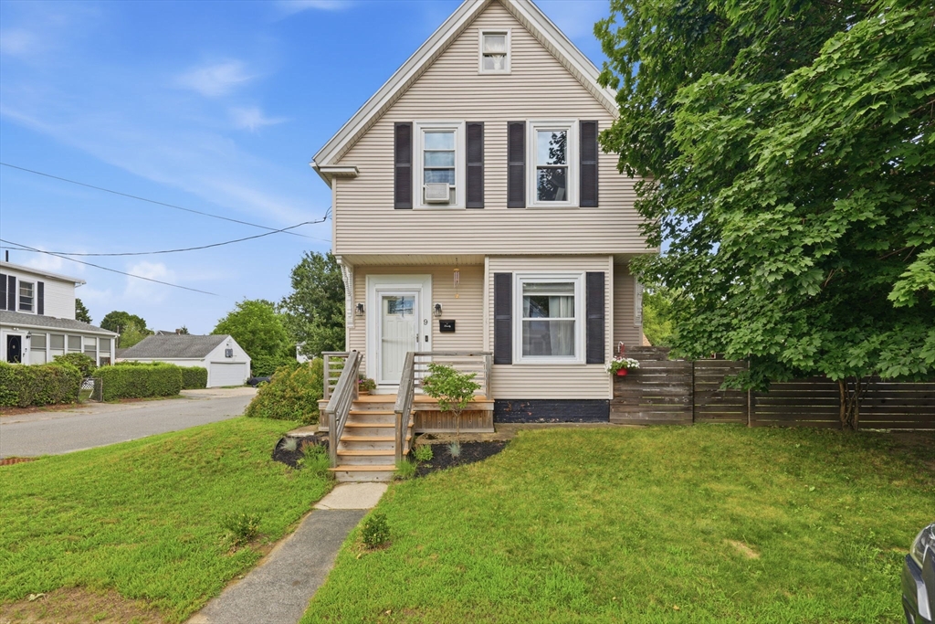 9 Munroe St, Haverhill, Massachusetts, 3 Bedrooms Bedrooms, 7 Rooms Rooms,1 BathroomBathrooms,Residential,For Sale,Munroe St,73549450