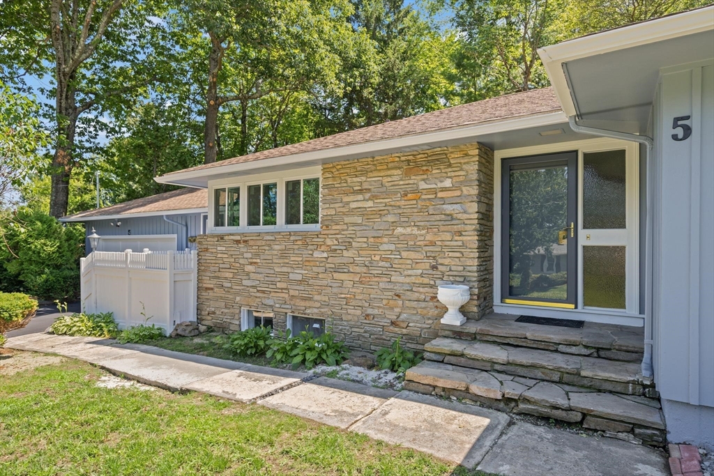 5 Woodland Drive, Paxton, Massachusetts, 3 Bedrooms Bedrooms, 6 Rooms Rooms,2.5 BathroomsBathrooms,Residential,For Sale,Woodland Drive,73549482