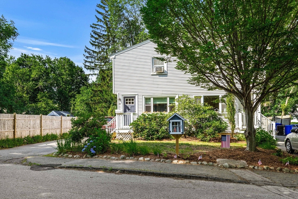 10 Cleveland Ave, Ipswich, Massachusetts, 3 Bedrooms Bedrooms, 6 Rooms Rooms,1.5 BathroomsBathrooms,Residential,For Sale,Cleveland Ave,73549861