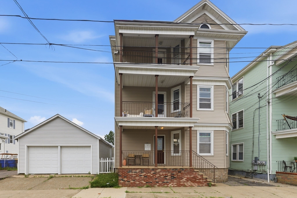 37 Eaton St, Fall River, Massachusetts, 6 Bedrooms Bedrooms, 12 Rooms Rooms,3 BathroomsBathrooms,Residential Income,For Sale,Eaton St,73549897