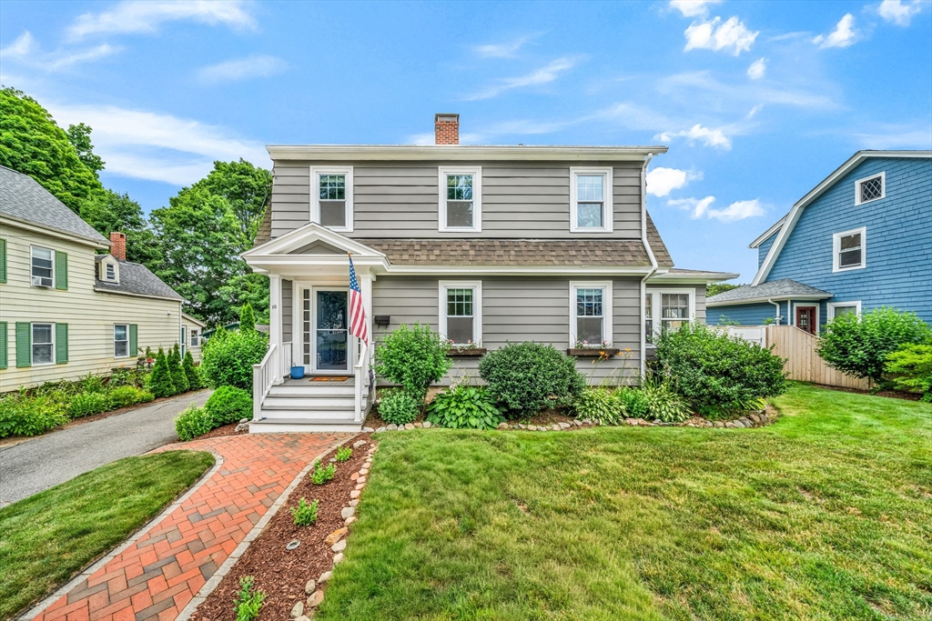 10 Essex St, Amesbury, Massachusetts, 3 Bedrooms Bedrooms, 7 Rooms Rooms,1.5 BathroomsBathrooms,Residential,For Sale,Essex St,73549789