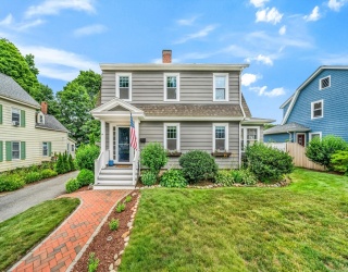 10 Essex St, Amesbury, Massachusetts, 3 Bedrooms Bedrooms, 7 Rooms Rooms,1.5 BathroomsBathrooms,Residential,For Sale,Essex St,73549789