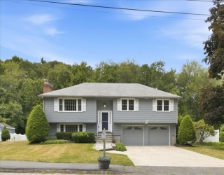 10 Wildwood Dr, Medfield, Massachusetts, 4 Bedrooms Bedrooms, 8 Rooms Rooms,2.5 BathroomsBathrooms,Residential,For Sale,Wildwood Dr,73549909