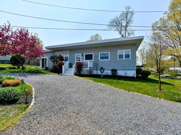 16 Warwick Rd, Gloucester, Massachusetts, 3 Bedrooms Bedrooms, 6 Rooms Rooms,1.5 BathroomsBathrooms,Residential Lease,For Rent,Warwick Rd,73549944