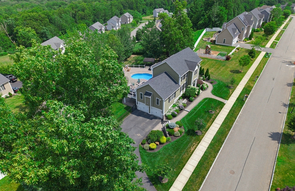 5 Autumn Gate Cir, Millbury, Massachusetts, 4 Bedrooms Bedrooms, 8 Rooms Rooms,3.5 BathroomsBathrooms,Residential,For Sale,Autumn Gate Cir,73542208