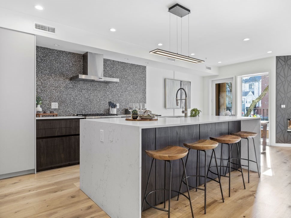 362-364 W Broadway, Boston, Massachusetts, 2 Bedrooms Bedrooms, 5 Rooms Rooms,2 BathroomsBathrooms,Residential,For Sale,W Broadway,73550001