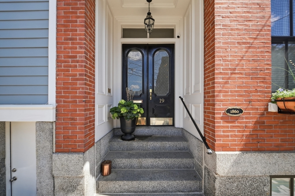 19 Salem St, Boston, Massachusetts, 1 Bedroom Bedrooms, 4 Rooms Rooms,1 BathroomBathrooms,Residential,For Sale,Salem St,73550028