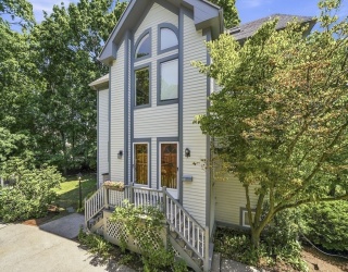 42 Lewis Ave, Arlington, Massachusetts, 3 Bedrooms Bedrooms, 6 Rooms Rooms,2.5 BathroomsBathrooms,Residential,For Sale,Lewis Ave,73550078