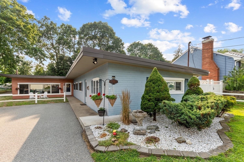 34 Oak St, Stoneham, Massachusetts, 3 Bedrooms Bedrooms, 7 Rooms Rooms,2 BathroomsBathrooms,Residential,For Sale,Oak St,73549864