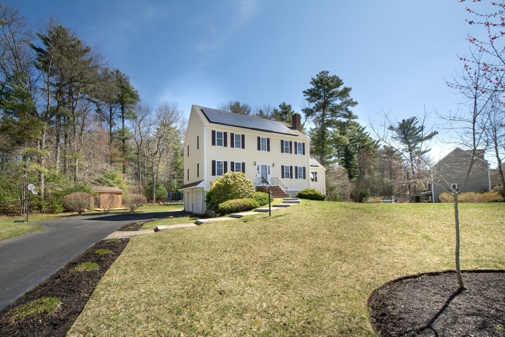 127 Leaf Lane, East Bridgewater, Massachusetts, 4 Bedrooms Bedrooms, 10 Rooms Rooms,2.5 BathroomsBathrooms,Residential,For Sale,Leaf Lane,73499725