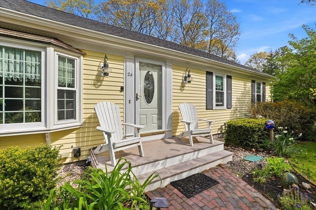 24 Starlight Dr, Barnstable, Massachusetts, 3 Bedrooms Bedrooms, 6 Rooms Rooms,2 BathroomsBathrooms,Residential,For Sale,Starlight Dr,73519831