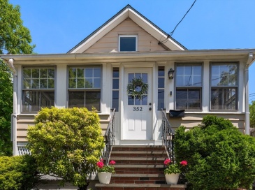 352 Whiting, Dedham, Massachusetts, 3 Bedrooms Bedrooms, 6 Rooms Rooms,1 BathroomBathrooms,Residential,For Sale,Whiting,73524506 352 Whiting, Dedham, Massachusetts, 3 Bedrooms Bedrooms, 6 Rooms Rooms,1 BathroomBathrooms,Residential,For Sale,Whiting,73524506