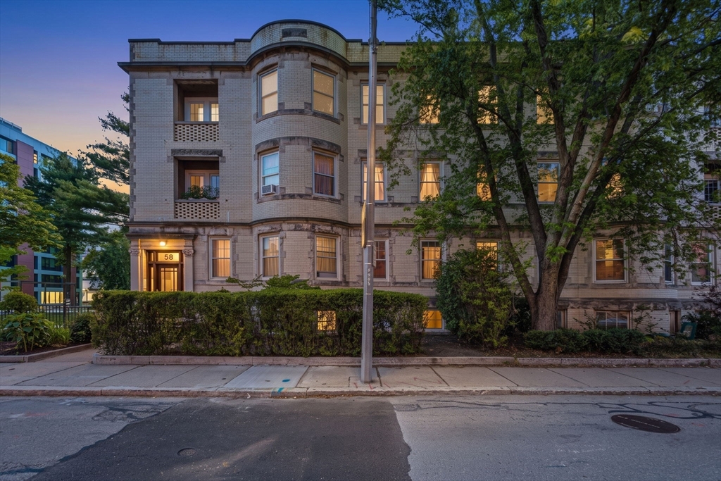 58 Pleasant Street, Brookline, Massachusetts, 2 Bedrooms Bedrooms, 5 Rooms Rooms,2 BathroomsBathrooms,Residential,For Sale,Pleasant Street,73544351