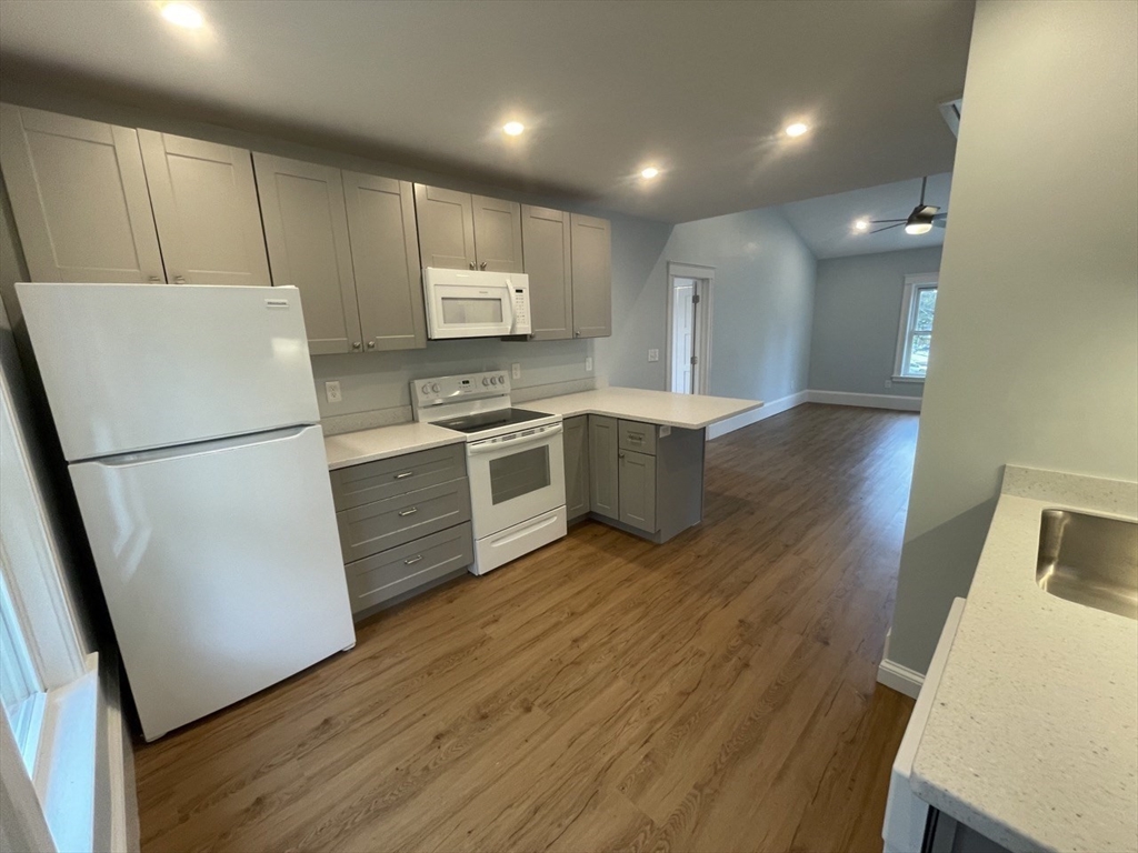 36 Hartford Sreet, Bedford, Massachusetts, 2 Bedrooms Bedrooms, 4 Rooms Rooms,1 BathroomBathrooms,Residential Lease,For Rent,Hartford Sreet,73550175