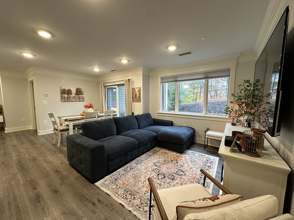17 Hennery Way, Medfield, Massachusetts, 2 Bedrooms Bedrooms, 5 Rooms Rooms,1 BathroomBathrooms,Residential Lease,For Rent,Hennery Way,73550293