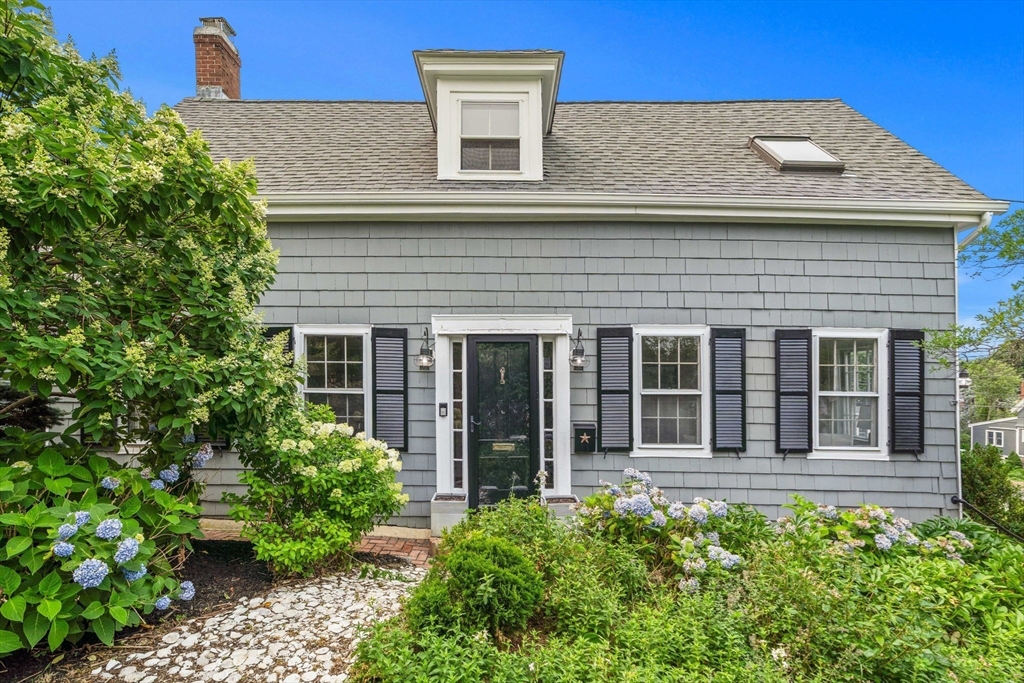 14 Linden Street, Marblehead, Massachusetts, 3 Bedrooms Bedrooms, 6 Rooms Rooms,1 BathroomBathrooms,Residential,For Sale,Linden Street,73550335