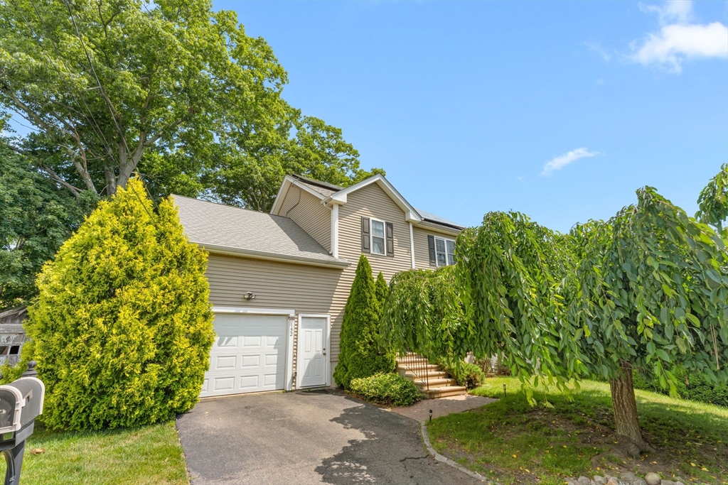 152 Harding St, Fall River, Massachusetts, 3 Bedrooms Bedrooms, 6 Rooms Rooms,2 BathroomsBathrooms,Residential,For Sale,Harding St,73550371