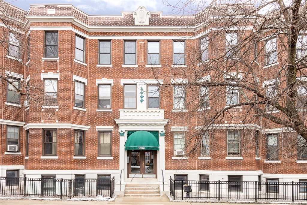1564 Commonwealth Ave, Boston, Massachusetts, 2 Bedrooms Bedrooms, 4 Rooms Rooms,1 BathroomBathrooms,Residential,For Sale,Commonwealth Ave,73365968