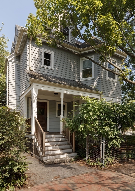 4 Hurlbut Street, Cambridge, Massachusetts, 6 Bedrooms Bedrooms, 10 Rooms Rooms,3 BathroomsBathrooms,Residential,For Sale,Hurlbut Street,73550416