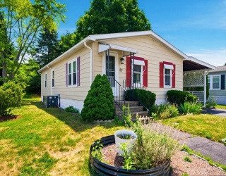 27 Castle Road, Attleboro, Massachusetts, 2 Bedrooms Bedrooms, 6 Rooms Rooms,1 BathroomBathrooms,Residential,For Sale,Castle Road,73550419