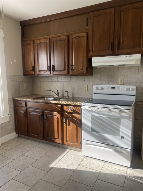 72 Nash Road, New Bedford, Massachusetts, 3 Bedrooms Bedrooms, 5 Rooms Rooms,1 BathroomBathrooms,Residential Lease,For Rent,Nash Road,73550440