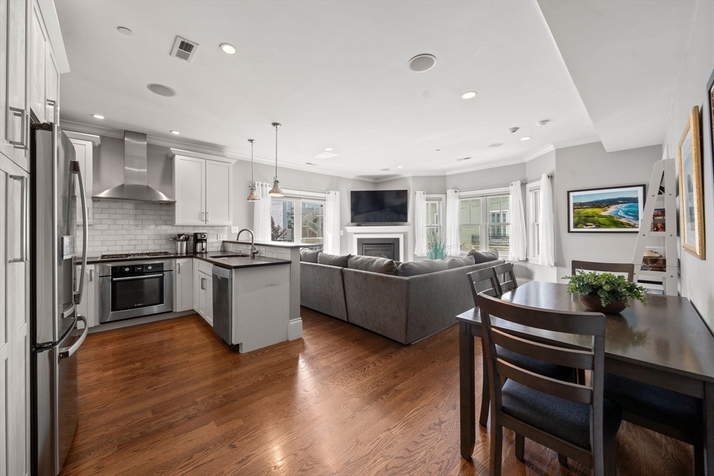 11 Howell Street, Boston, Massachusetts, 2 Bedrooms Bedrooms, 4 Rooms Rooms,2 BathroomsBathrooms,Residential Lease,For Rent,Howell Street,73550464