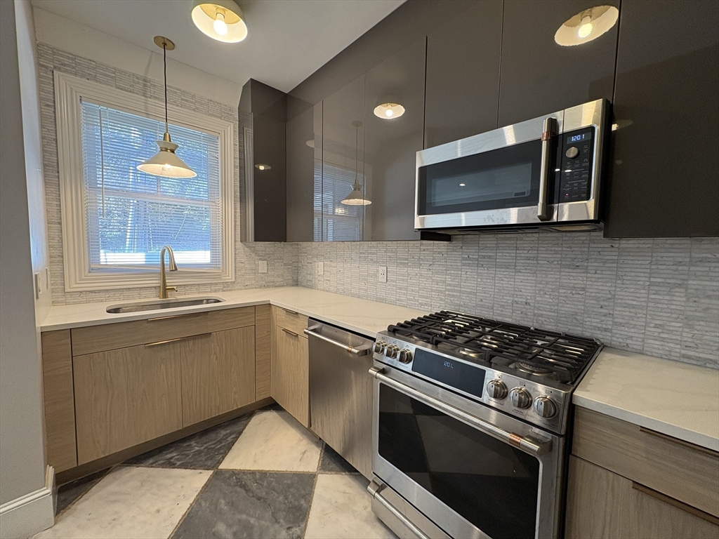 15 Lanark Rd, Brookline, Massachusetts, 2 Bedrooms Bedrooms, 4 Rooms Rooms,1 BathroomBathrooms,Residential Lease,For Rent,Lanark Rd,73536172