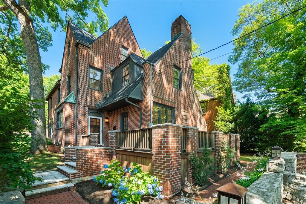 601 Walnut St, Newton, Massachusetts, 4 Bedrooms Bedrooms, 10 Rooms Rooms,3.5 BathroomsBathrooms,Residential,For Sale,Walnut St,73550439