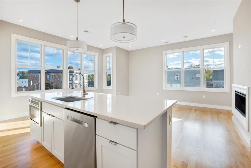 3 Dorset Street, Boston, Massachusetts, 2 Bedrooms Bedrooms, 6 Rooms Rooms,2 BathroomsBathrooms,Residential Lease,For Rent,Dorset Street,73550630