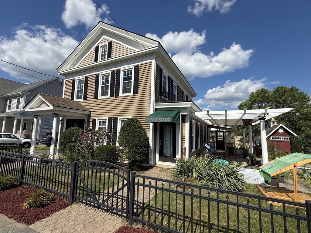 5 Washington St, Monson, Massachusetts, 4 Bedrooms Bedrooms, 8 Rooms Rooms,2.5 BathroomsBathrooms,Residential,For Sale,Washington St,73550422