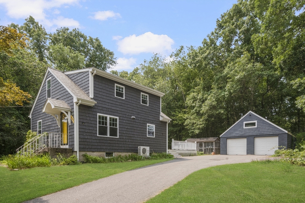 993 Pine St, Seekonk, Massachusetts, 2 Bedrooms Bedrooms, 6 Rooms Rooms,1.5 BathroomsBathrooms,Residential,For Sale,Pine St,73550862