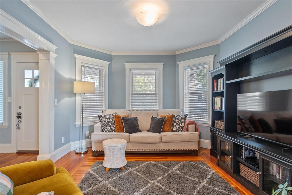 24 Barton Street, Somerville, Massachusetts, 2 Bedrooms Bedrooms, 6 Rooms Rooms,1 BathroomBathrooms,Residential,For Sale,Barton Street,73550598