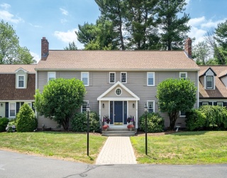 16 Camelot Ct, Stoughton, Massachusetts, 2 Bedrooms Bedrooms, 6 Rooms Rooms,2.5 BathroomsBathrooms,Residential,For Sale,Camelot Ct,73550796