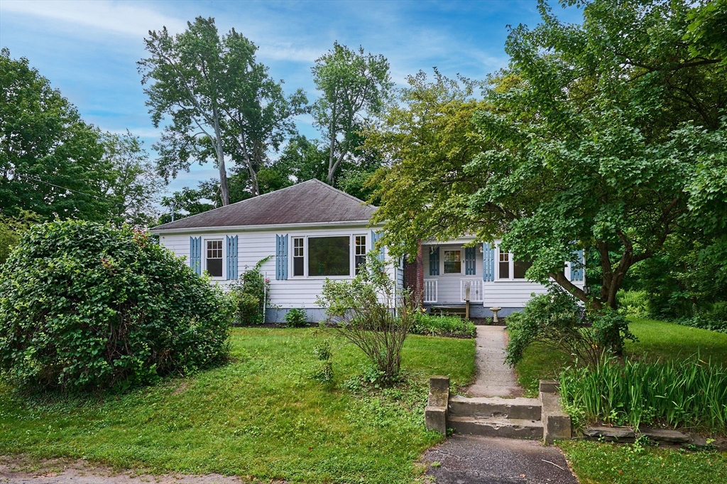 8 W Lake St, Easthampton, Massachusetts, 3 Bedrooms Bedrooms, 6 Rooms Rooms,1 BathroomBathrooms,Residential,For Sale,W Lake St,73550856