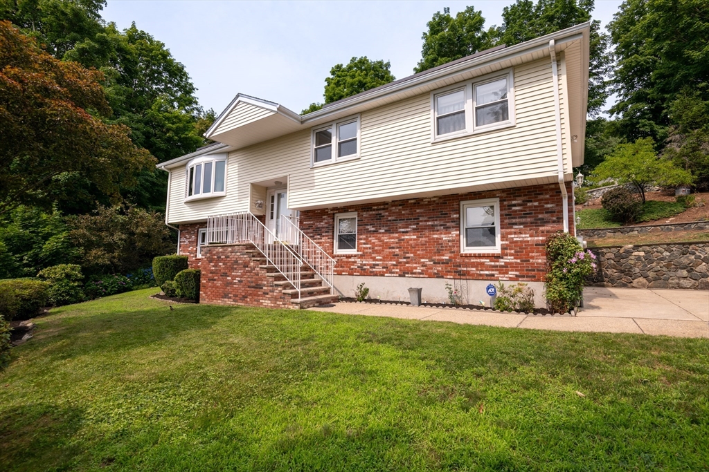 8 Patrick Circle, Stoneham, Massachusetts, 3 Bedrooms Bedrooms, 7 Rooms Rooms,2.5 BathroomsBathrooms,Residential,For Sale,Patrick Circle,73550677