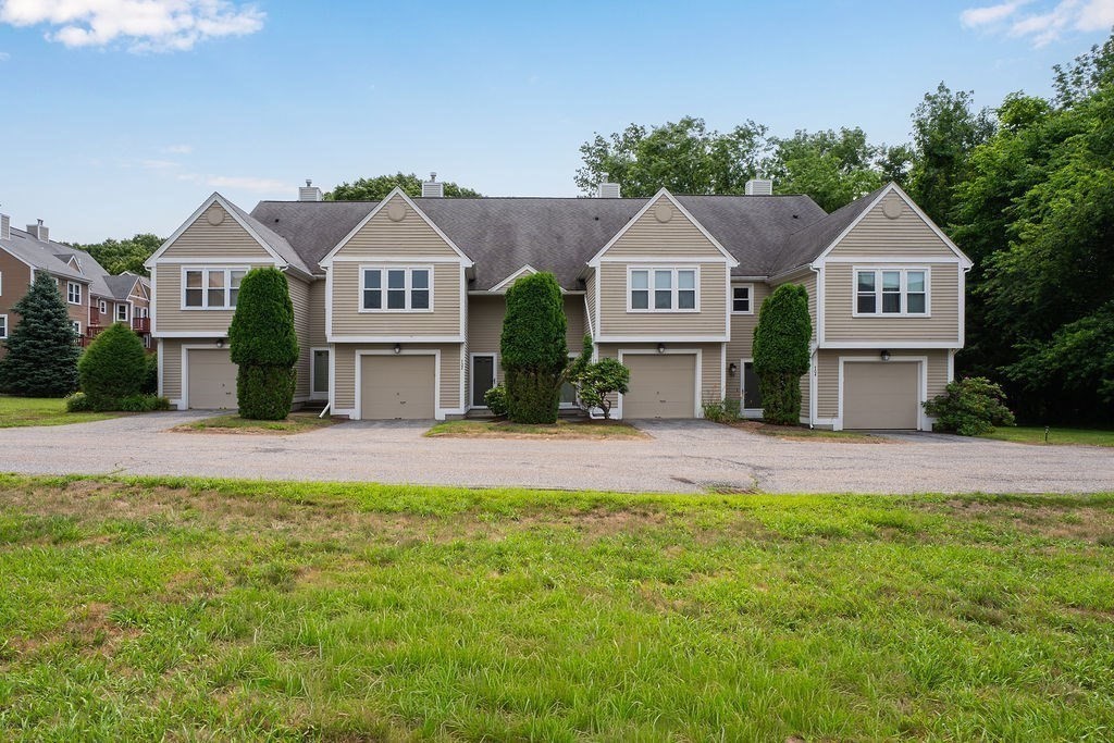 703 Brookhaven Ln, Woonsocket, Rhode Island, 2 Bedrooms Bedrooms, 4 Rooms Rooms,2 BathroomsBathrooms,Residential,For Sale,Brookhaven Ln,73550944
