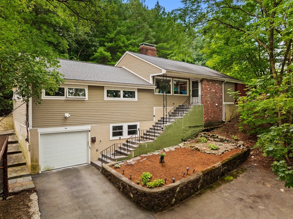 10 Rafferty Rd, Stoneham, Massachusetts, 3 Bedrooms Bedrooms, 10 Rooms Rooms,3 BathroomsBathrooms,Residential,For Sale,Rafferty Rd,73550947