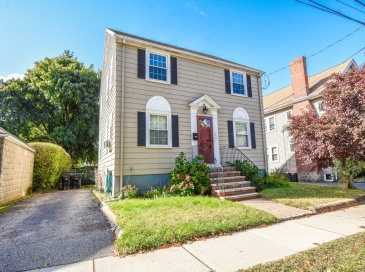 7 Hilltop, Watertown, Massachusetts, 3 Bedrooms Bedrooms, 5 Rooms Rooms,1 BathroomBathrooms,Residential Lease,For Rent,Hilltop,73550725