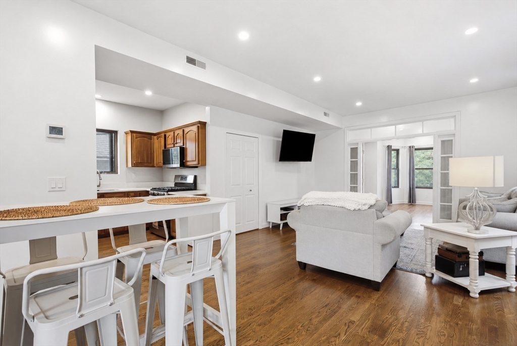 265 Emerson St, Boston, Massachusetts, 2 Bedrooms Bedrooms, 5 Rooms Rooms,2 BathroomsBathrooms,Residential Lease,For Rent,Emerson St,73550738
